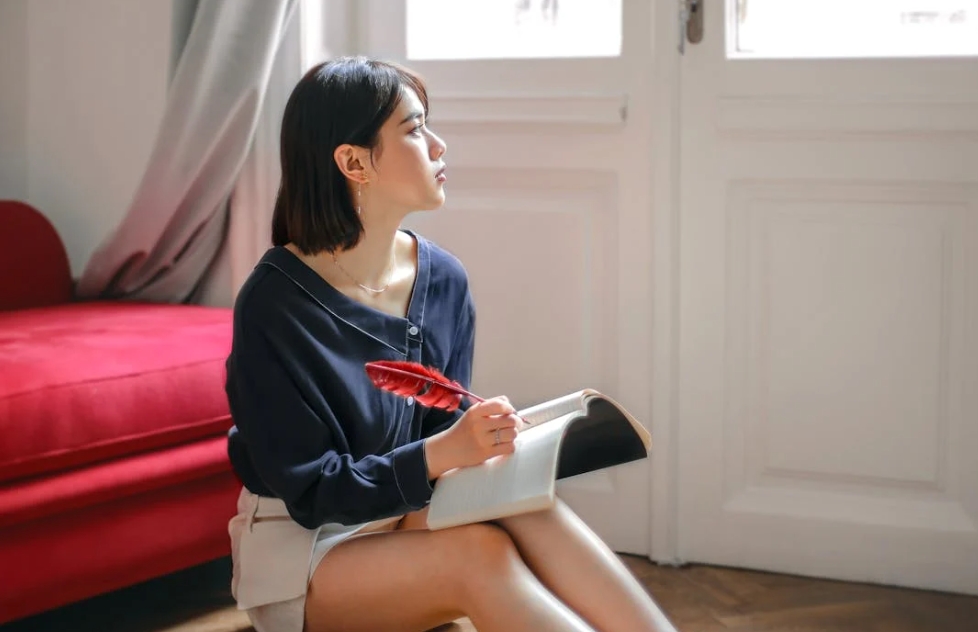 內(nèi)向性格正在看書的女人.png 內(nèi)向性格正在看書的女人.png