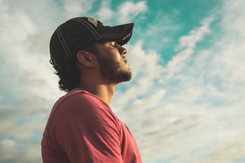 正在思考內(nèi)向的男人.png 正在思考內(nèi)向的男人.png